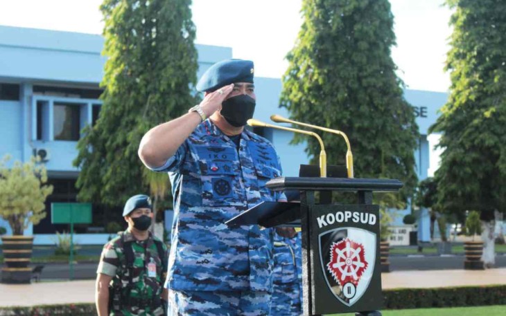 Pangkoopsud II saat memimpin upacara bendera 