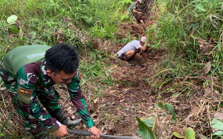 Karya bakti bersihkan saluran air di perbatasan 