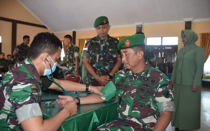 Prajurit Korem 121/Abw saat melaksanakan donor darah