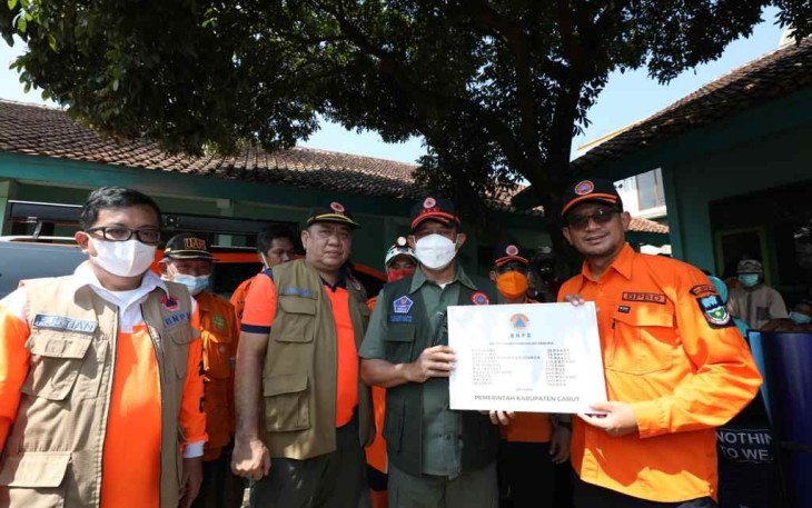 Kepala BNPB saat memberikan bantuan tanggap bencana