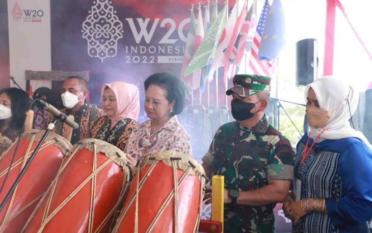Pangdam I/BB saat pemukulan Gondang pembukaan KTT Women 20 Summit 