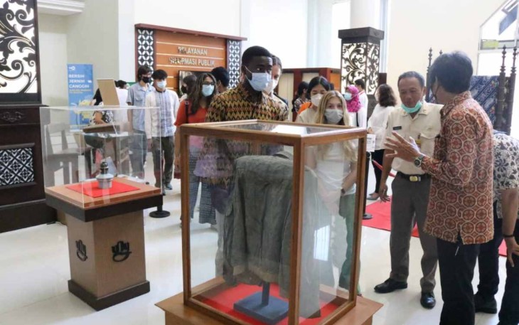 Danang saat menjelaskan koleksi jaket ke pelajar Amerika