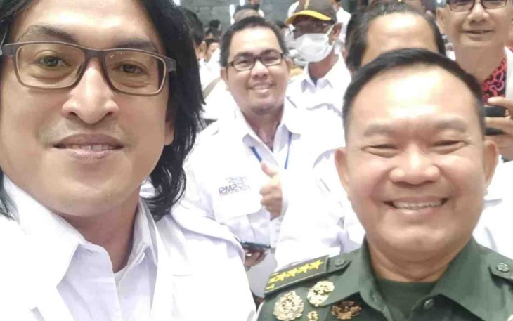 Keakraban Kasad saat swafoto insan media SMSI di Mabesad