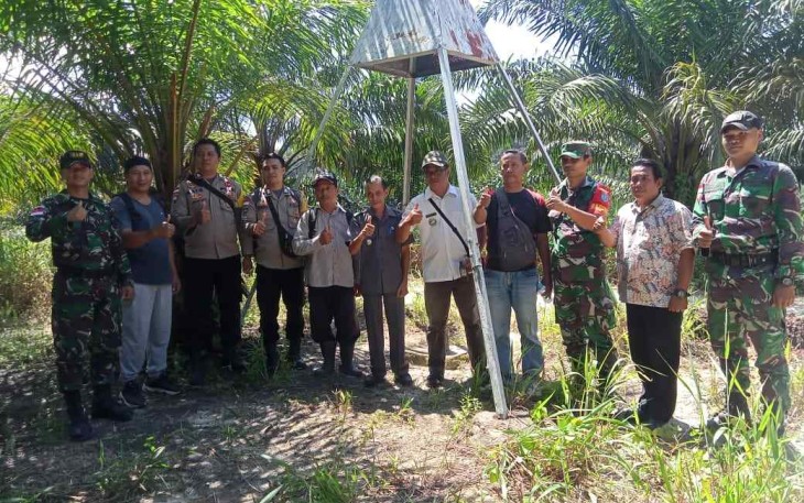 Foto bersama pengecekan patok batas desa di perbatasan 