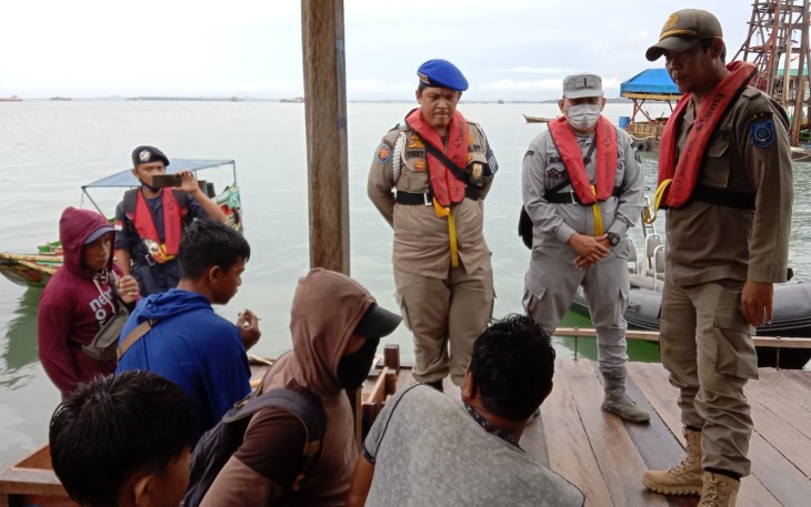 Personel SB Babel Bakamla RI saat Tertibkan Penambang Timah Ilegal   