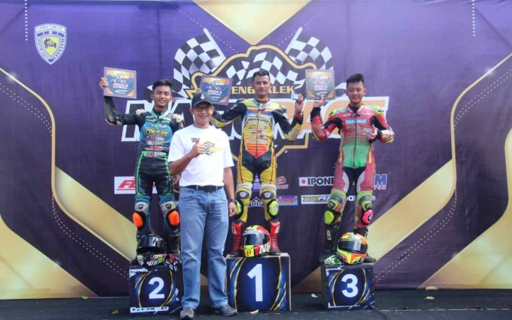 Dandim saat penyerahan trophy juara Balap Motor Trenggalek Matic Race 2022