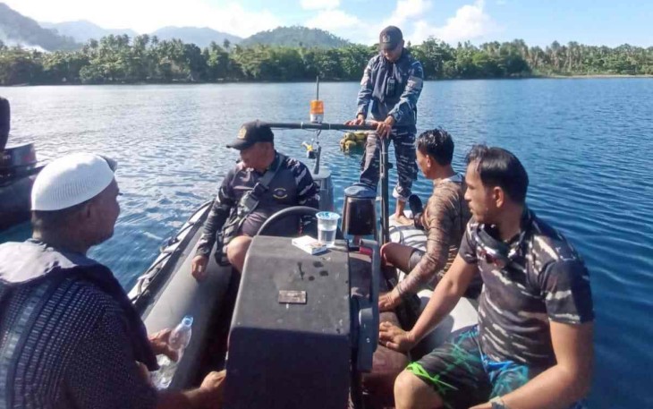 Prajurit Koarmada III saat melaksanakan SAR pencarian korban kapal tenggelam 