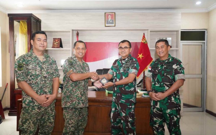 Danrem 121/Abw saat bertukar cenderamata 