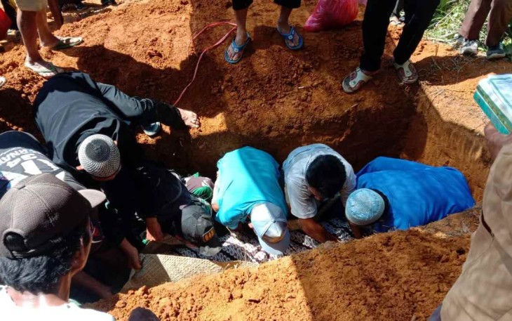 Bantu pemakaman warga perbatasan