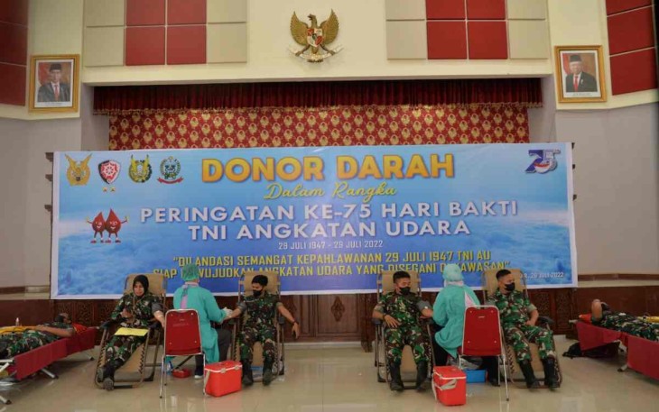 Donor darah peringati hari bakti TNI AU Ke-75 di lanud Sultan Hasanuddin 