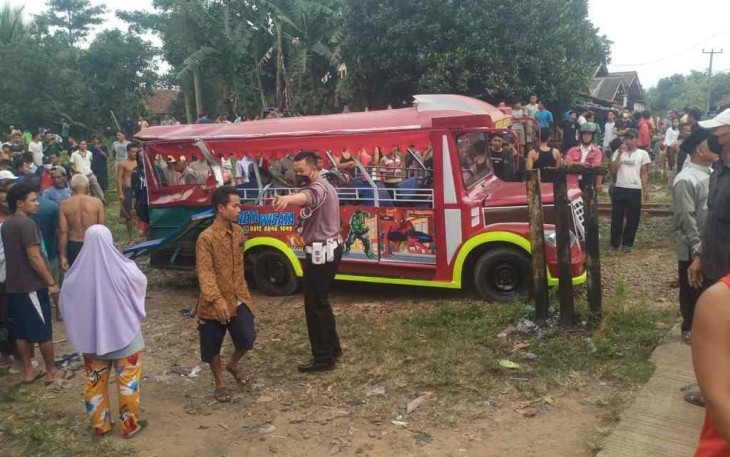 Satlantas Polres Serang saat evakuasi odong-odong 