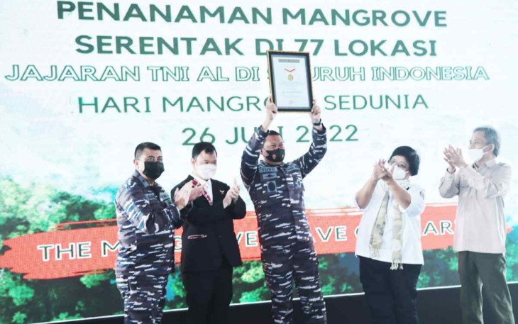 Kasal saat angkat piagam rekor dunia tanam mangrove 