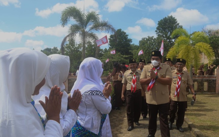 Plt Bupati Bintan Roby Kurniawan saat usai melantik dan mengukuhkan Majelis Pembina Ranting dan Pengurus Ranting Gerakan Pramuka Kecamatan Mantang, Rabu (27/07) di Aula Kantor Camat Mantang.