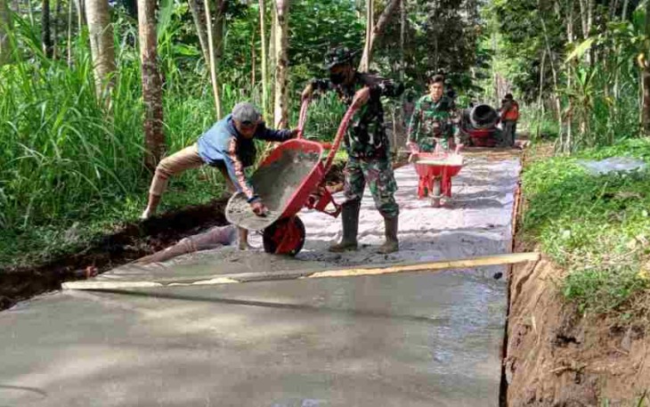 Betonisasi jalan warga dalam TMMD Kodim 0714/Salatiga