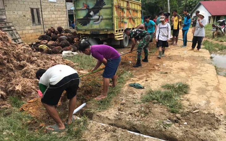 Karya bakti bersama masyarakat membuat saluran pipa air