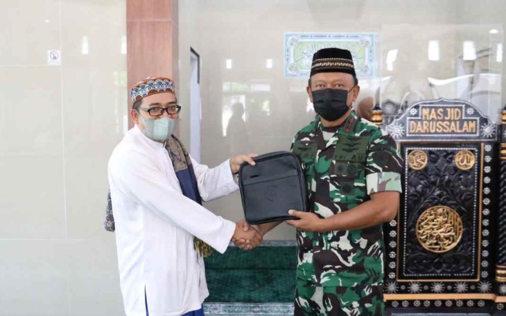 Pangkoopsud I saat menerima cenderamata usai doa bersama 