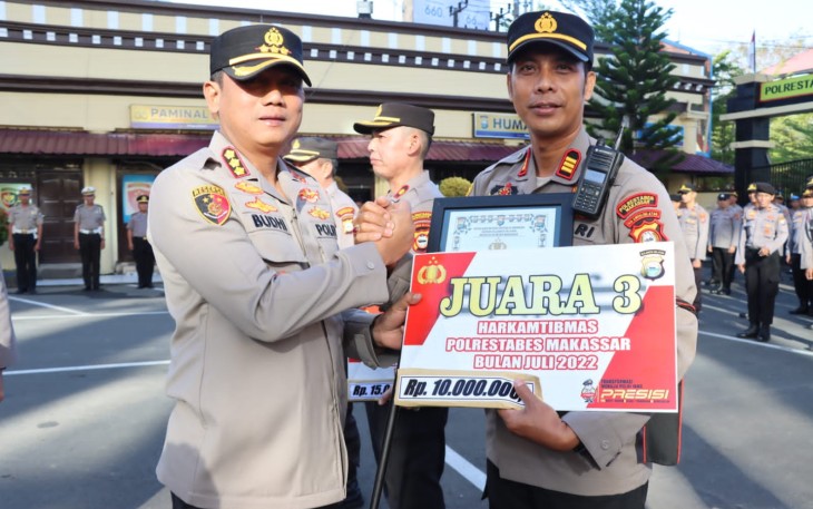 Penyerahan hadiah lomba Harkamtibmas jajaran Polrestabes Makassar 