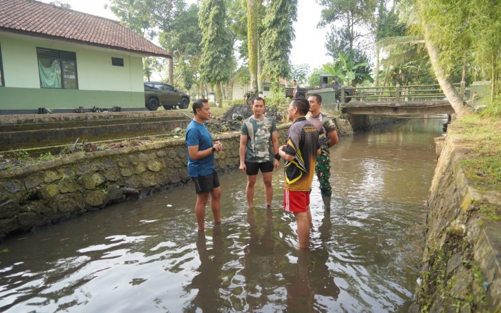 Danrem 071 tak ragu ikut masuk sungai bersihkan sampah 