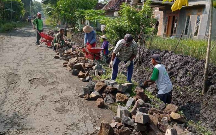 Karya bakti bangun talud bersama warga binaan di dusun Karangasem