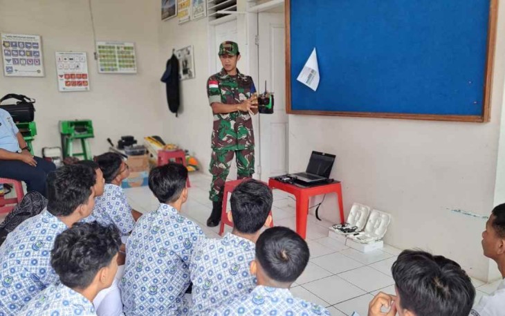 Siswa SMA 1 Sabang saat menerima pengenalan drone 