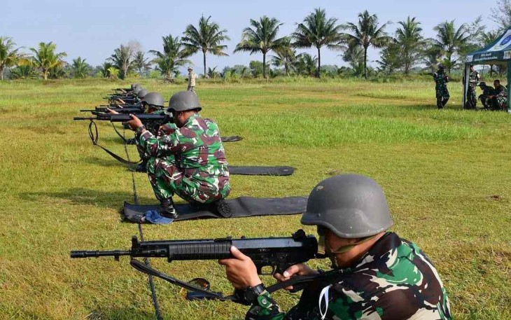 Latihan menembak Laras panjang prajurit Lanal Cilacap