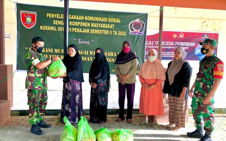 Danramil Penajam saat memberikan bingkisan sembako