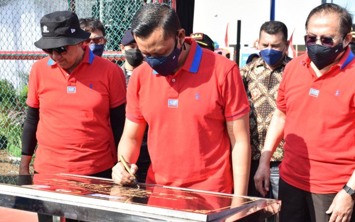 Penandatanganan prasasti peresmian lapangan basket Slamet Riyadi