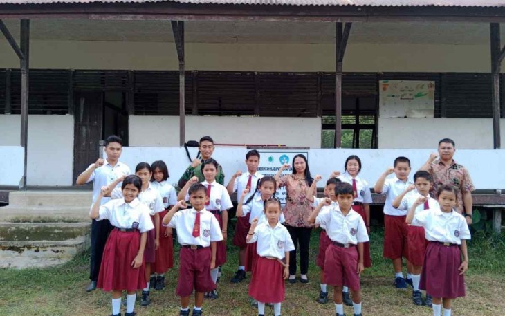 Foto bersama siswa didik di perbatasan 
