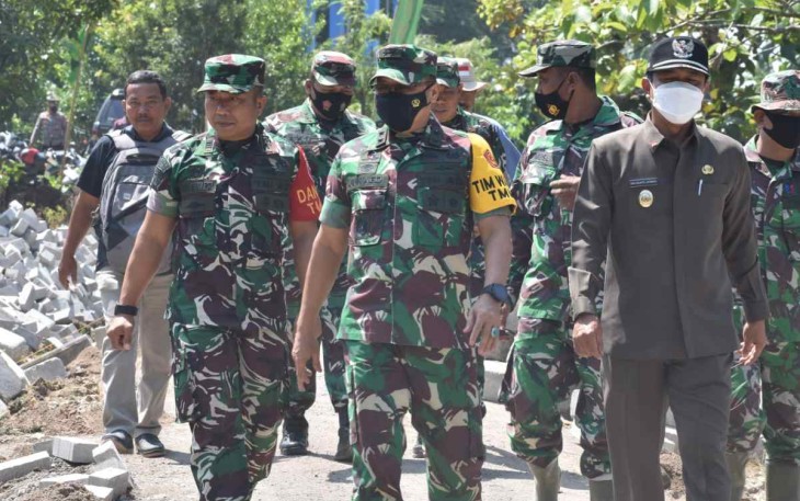 Mayjend TNI Junaedi saat tinjau TMMD Ke 114 Kodim Ngawi