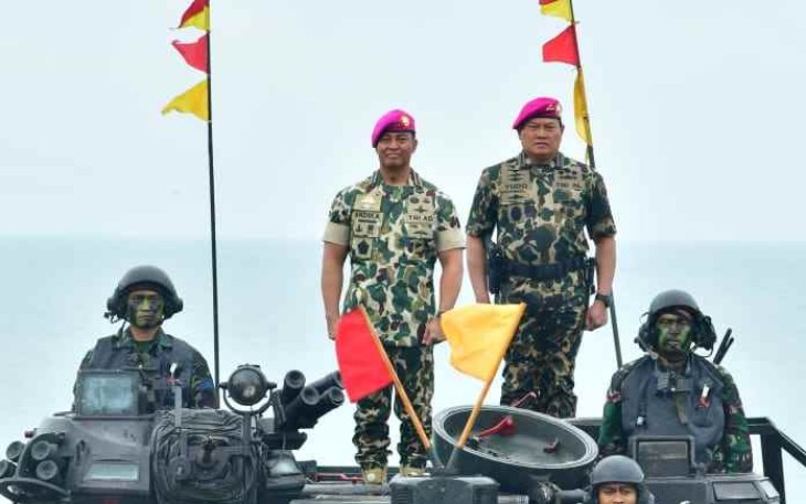 Panglima TNI bersama Kasal diatas ranpur TNI AL