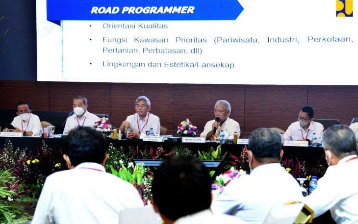 Menteri Basuki saat rapat kerja percepatan pelaksanaan program di Jakarta 