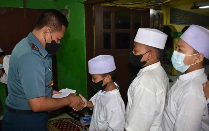 Pangkolinlamil saat memberikan santunan anak yatim