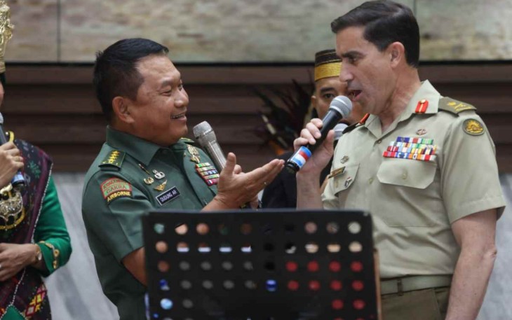 Jenderal Dudung saat bernyanyi bersama Kepala Staf AD Australia di Mabesad