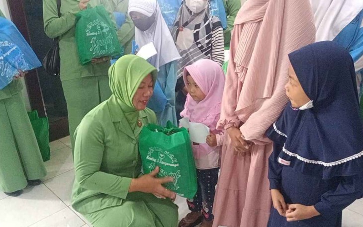 Ketua Persit KCK Ranting 5 Koramil 04/Sangasanga saat memberikan santunan