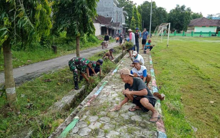 Gotong royong bersama warga binaan bersihkan lingkungan 