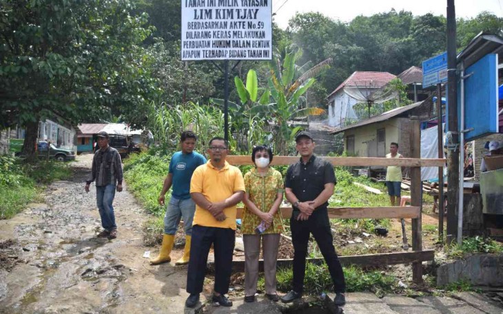 Foto bersama pengurus Yayasan Lim Kim Tjay Hibahkan Lahan ke Negara