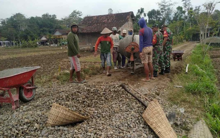 Pengecoran jalan bersama warga di desa Gandusari