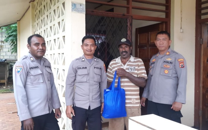 Satgas Damai Cartenz saat mengunjungi kediaman kepala suku Obet Logo