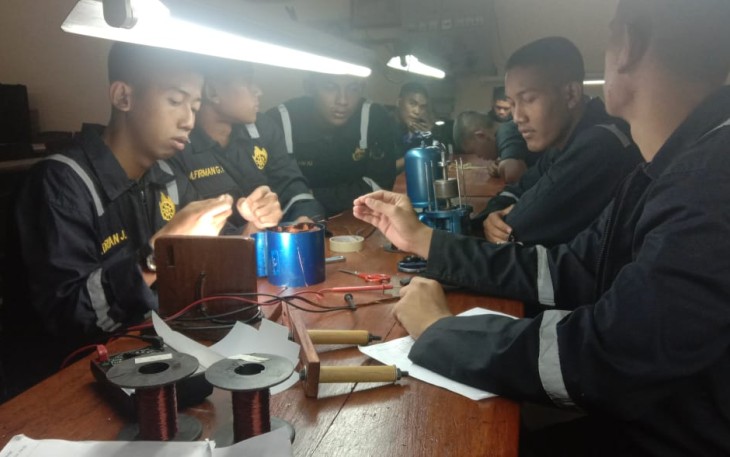 Praktek siswa Pusdiktek Kodiklatal Surabaya
