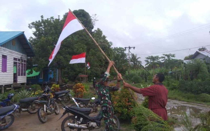 Pasang bendera merah putih di depan rumah warga perbatasan 