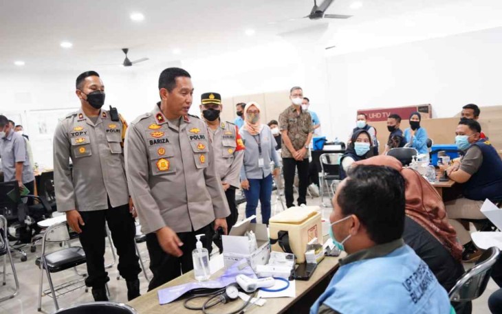 Wakapolda Jabar Brigjen Pol Bariza Sulfi saat meninjau pelaksanaan vaksinasi serentak