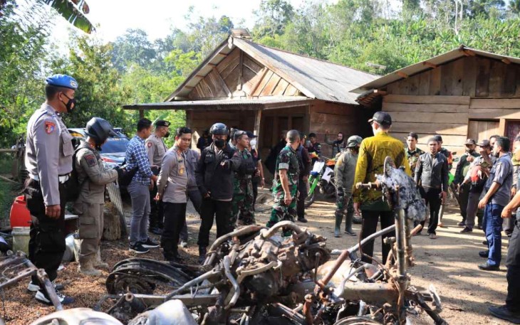 Polisi mengamankan TKP aksi teror di dusun Baban Timur Kabupaten Jember