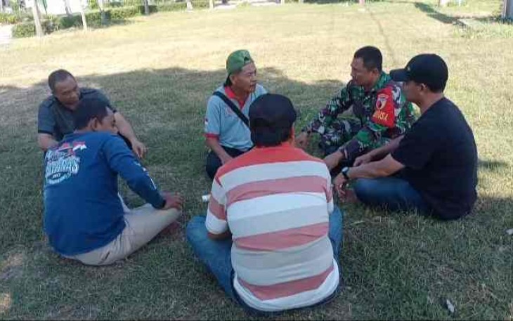 Sertu Purwanto saat komsos bersama warga binaannya