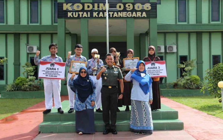 Dandim Kutai Kartanegara swafoto tim Cerdas Cermat di Makodim