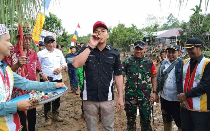 Warga desa Bahenap bersuka cita saat menyambut kedatangan Dansatgas TMMD Regtas Ke-114 Kodim 1206/PSB Letkol Inf Sri Widodo 