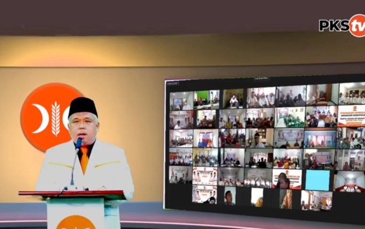 Ketua DPW PKS Jawa Timur Irwan Setiawan saat melantik 367 anggota PKS yang naik jenjang dari Pratama ke Madya dan dari Madya ke jenjang Dewasa Ahad, 7 Agustus 2022. 