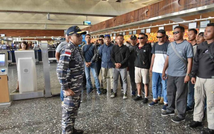 Letkol Muhammad Fuad Hasan saat melepas kepulangan unsur Marinir di bandara Hawaii