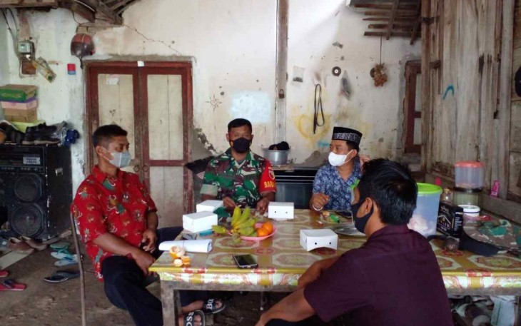 Sertu Sumiran saat komsos bersama warga binaannya