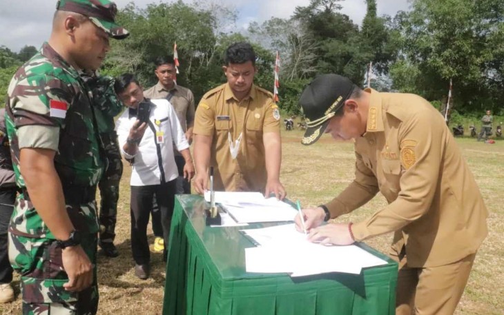 Bupati Kapuas Hulu Fransiskus Diana SH saat menandatangani naskah dimulainya pelaksanaan TMMD Ke 114 Kodim 1206/PSB