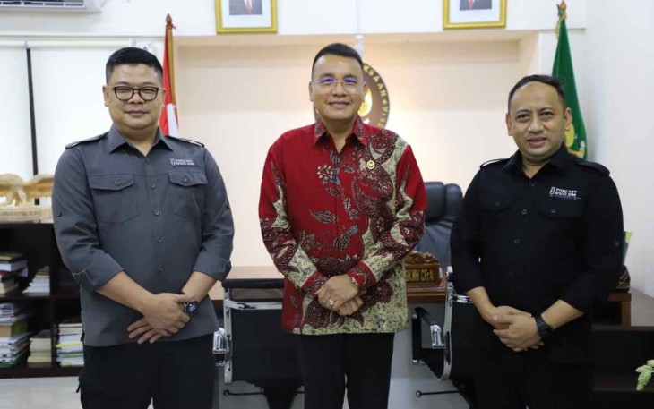 Swafoto Ketua Kejaksaan RI (tengah) usai podcast di pusat penerangan Kejagung Jakarta 